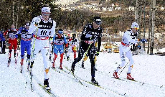 ELO ZÁVODU. Závodníci na trati závodu na 15 km klasicky s hromadným startem ve