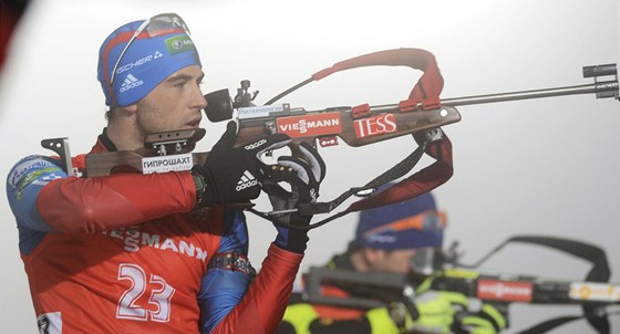 NA STELNICI. Sprint biatlonist na 10 km v Oberhofu vyhrál ruský závodník