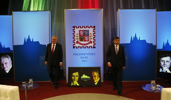 Prezidentský duel mezi Miloem Zemanem (vlevo) a Janem Fischerem (vpravo)