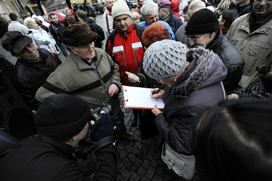 Protest proti prezidentské amnestii na námstí ve Varnsdorfu (9. ledna 2013)