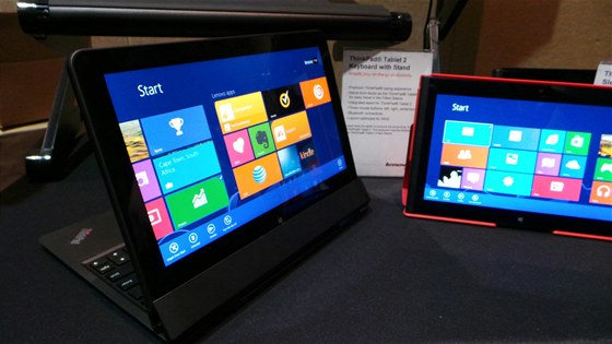 Gorilla Glass využívá například tablet ThinkPad Helix (vlevo). Ale najdete ho celé řadě dotykových displejů současnoti.