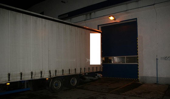 Kamion, který umačkal čtyřiadvacetiletého zaměstnance v dopravní společnosti v