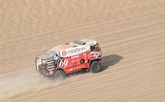 V DUNCH. Ale Loprais s tatrou v vodn etap Rallye Dakar 2013.