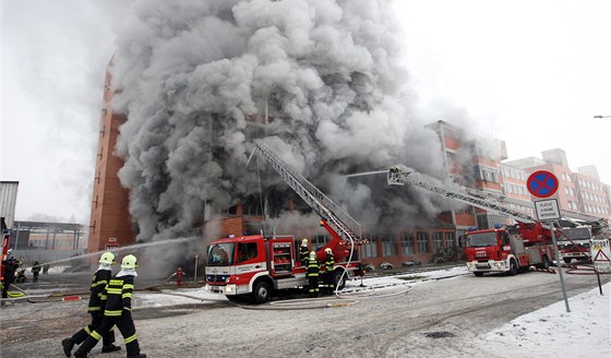 Poár devastuje 103. skladovou budovu Svitu ve Zlín