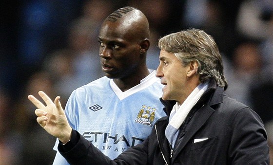 TRENÉR A HRÁ. Roberto Mancini z Manchesteru City se svým svencem Mariem Balotellim pi taktické porad. Nyní se vak jejich vyostený vztah zvrhl v potyku na tréninku.