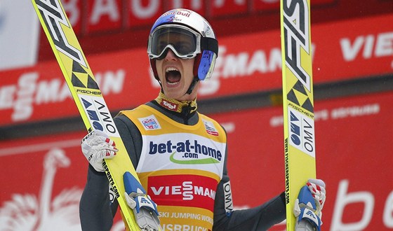 Rakousk skokan na lych Gregor Schlierenzauer se raduje z triumfu ve tetm
