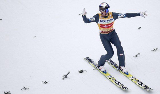 Rakouský skokan na lyích Gregor Schlierenzauer jásá po skoku ve tetím závodu