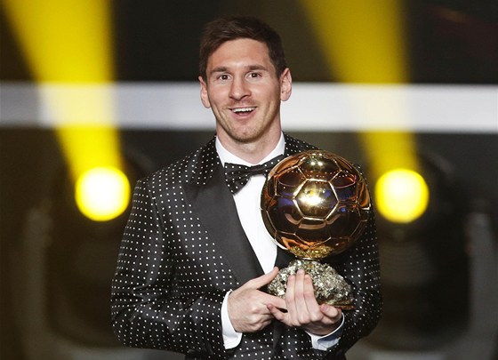 Argentinsk tonk Lionel Messi vyhrl Zlat m. Jako prvnmu v historii se