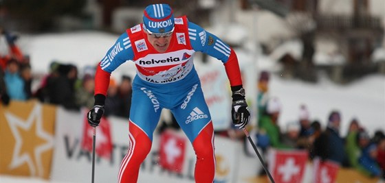 Ruský lídr Tour de Ski  Maxim Vyleganin na trati sprintu ve výcarském