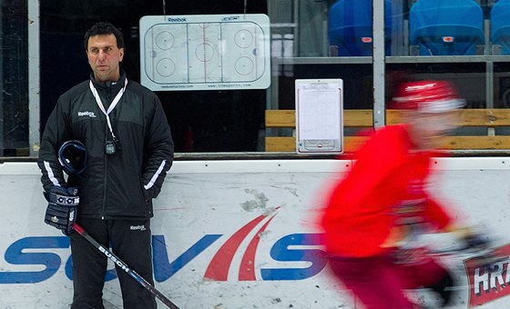 Jií Kuera v roli hlavního trenéra hradeckých hokejist.