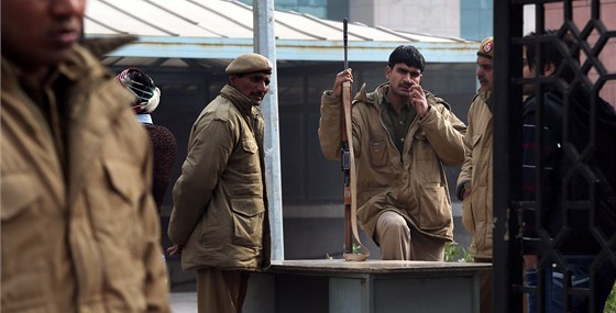 Policisté stráí budovu soudu v Dillí, kde probíhá proces s pachateli...