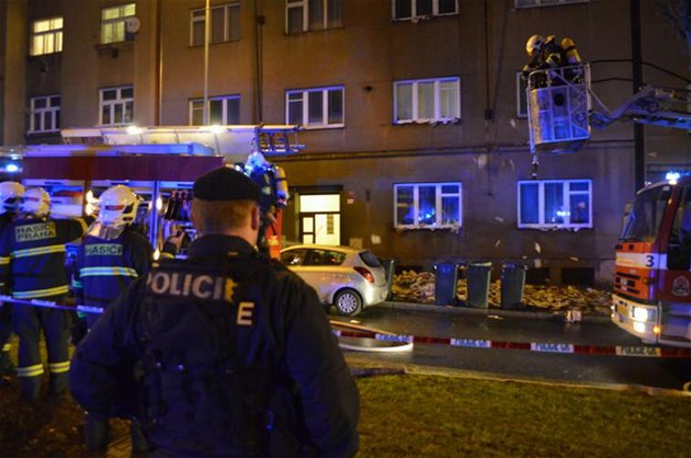 Policisté evakuovali z hoícího bytu v Praze 6 osm lidí