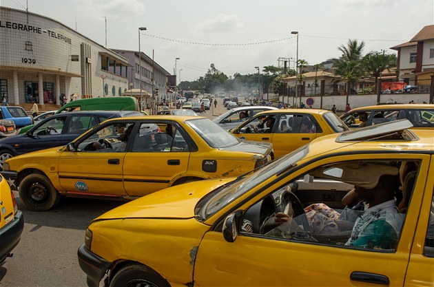 Mezi nes�etnými taxíky mají v Yaoundé jednozna�nou p�evahu na �luto p�est�íkané...