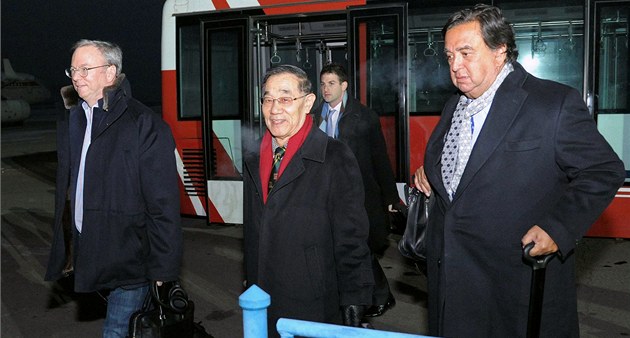 �éf Googlu Eric Schmidt (vlevo) p�icestoval do Pchjongjangu spolu s bývalým
