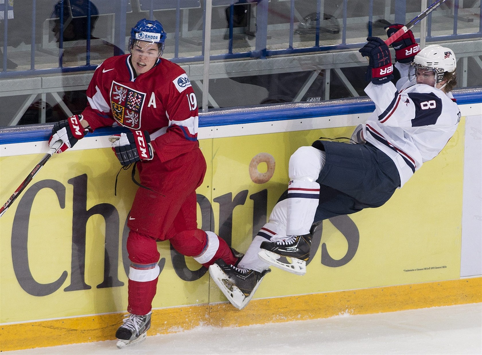 HRÁL I NA MS JUNIOR�. Jacob Trouba z USA sice tento souboj s Tomá�em Hertlem neustál, v utkání v�ak mladí Ameri�ané jasn� dominovali.