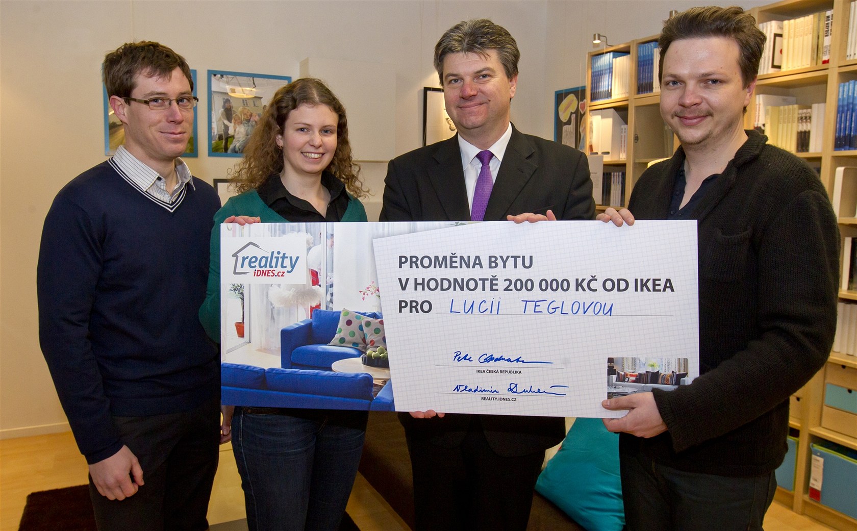 Ond�ej �erný a Lucie Teglová (zleva) p�evzali od obchodního vedoucího SME