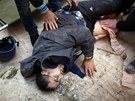 Kameraman agentury Reuters, kterého v Aleppu zasáhl odstelova do nohy (1....