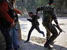Aleppo. Syrtí povstalci pomáhají chlapci, který pebíhal ulici kontrolovanou...
