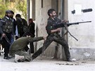 Syrtí povstalci v boji s vládními jednotkami v Aleppu(1. ledna 2013)