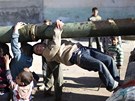 Syrské dti z msta Azáz mají novou hraku (1. ledna 2013)