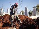 Syrský hrobník ve mst Azáz. Obanská válka si podle OSN vyádala u 60 tisíc...