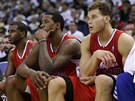 Zadumaná lavika Los Angeles Clippers. Zleva: Chris Paul, DeAndre Jordan a