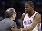 Kevin Durant  z týmu Oklahoma City Thunder se zdraví s  trenérem Brooklynu Nets