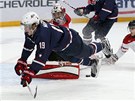 Po souboji s kanadskou obranou padá americký hokejista Jake McCabe.