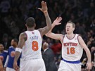 Basketbaliste J.R. Smith (vlevo) a Steve Novak z New Yorku Knicks slaví