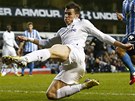 Z VOLEJE. Gareth Bale, záloník Tottenhamu, stílí gól v Anglickém poháru do