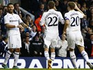 SNADNÁ PRÁCE. Fotbalisté Tottenhamu oslavují tetí gól v síti Coventry City.