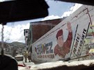 Pohled z auta na ze v Caracasu, kde je zobrazen veneuzelský prezident Hugo