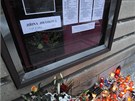 Lidé zapalovali po smrti Jiiny Jiráskové svíky u vinohradského divadla.