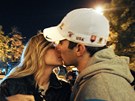 JSME ZASNOUBENI! Hokejista Alexandr Ovekin u líbá tenistku Marií Kirilenkovou