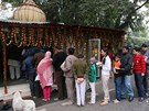 Vící stojí stojí ve front ped hinduistickým chrámem v Dillí v Indii. ada