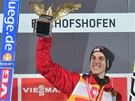 ZLAT OREL. Gregor Schlierenzauer pzuje s trofej pro celkovho vtze Turn