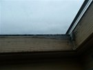 Pokození rámu steního okna opakovanou kondenzací vlhkosti na skle. Kídlo...