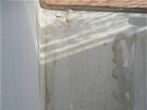 Pokození ostní stékající kondenzovanou vlhkostí na okn