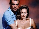 Sean Connery a Ursula Andressová ve filmu Dr. No (1962)