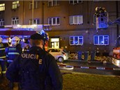 Policisté evakuovali z hoícího bytu v Praze 6 osm lidí