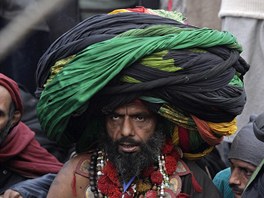 Muslim v obrovském turbanu sloeném z barevných látek zahajuje ceremonii v...