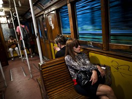 Cestující v historické devné souprav metra na trase A v argentinském Buenos...