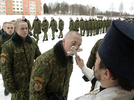 Blorutí vojáci v Minsku líbají v rámci vánoních oslav pravoslavný kí (7....