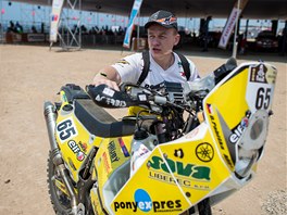 PIPRAVEN. esk motocyklista David Pabika ped startem vodn etapy Rallye