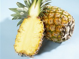 Ananas - erstvý má lutohndou barvu, bez nahnilých bod, flek, na pohmat...