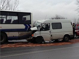 Nehoda linkovho autobusu a dodvky na kruhovm objezdu v Brandse nad Labem