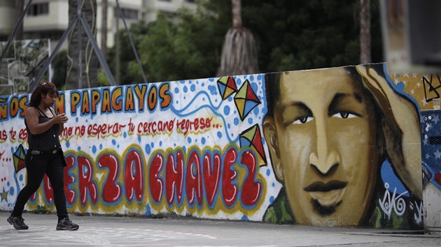 Grafiti s portrtem venezuelskho prezidenta Huga Chveze v ulicch Caracasu (1. ledna 2013)