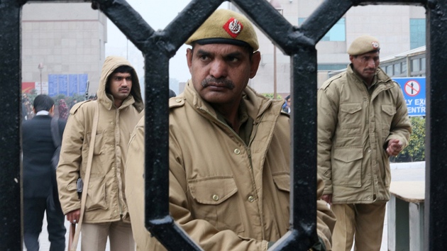 Indití policisté ped justiním palácem v Dillí, kde probhne soud s pticí...
