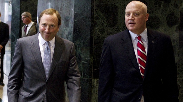 Komision NHL Gary Bettman (vlevo) a jeho zstupce Bill Daly.