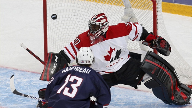 Kanadsk brank Malcolm Subban zasahuje proti stele Amerina Johna Gaudreaua. 